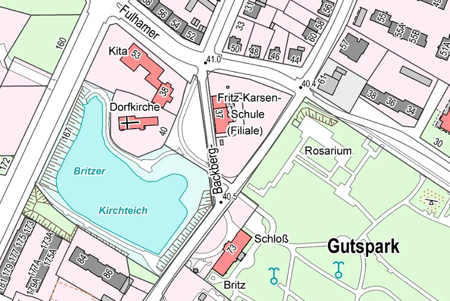 Historisches Zentrum von Britz. Westlich des Angers die Dorfkirche, nordwestlich das Pfarrhaus und die Kindertagestätte.