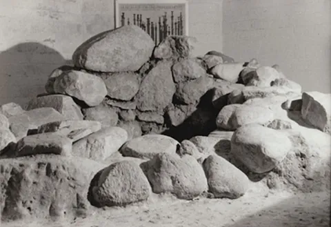 Feldsteinbrunnen aus der zweiten Hälfte des 14. Jahrhunderts im Keller der Kindertagesstätte Britz Dorf, 1992 Foto: Evangelische Kirchengemeinde Britz Dorf