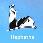 Schwarz-weiße stilisierte Darstellung einer Kirche mit Turm und Kreuz auf blauem Hintergrund, darunter der Schriftzug 'Hephatha'.