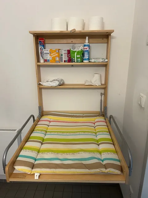 Wickeltisch mit Wickelutensilien.