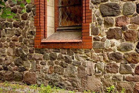 Südwand, links und rechts des Fensters Spuren eines früheren Portals, 2025 Foto: Tanja Schnitzler  