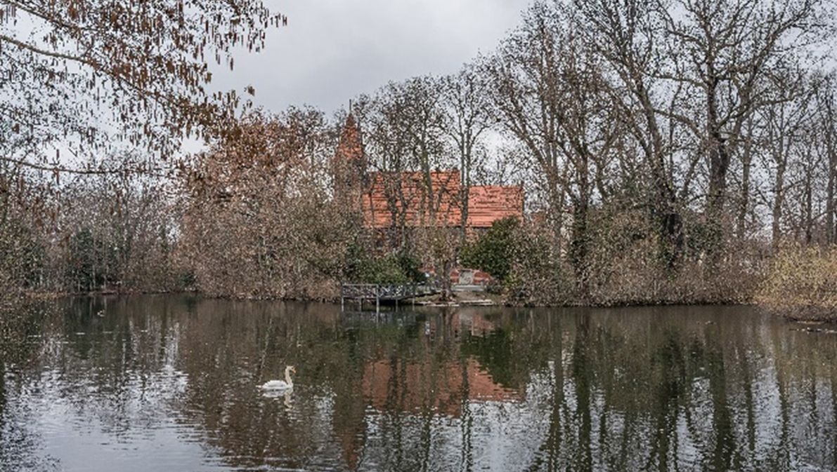 Blick über den Kirchteich zur Dorfkirche Richtung Norden