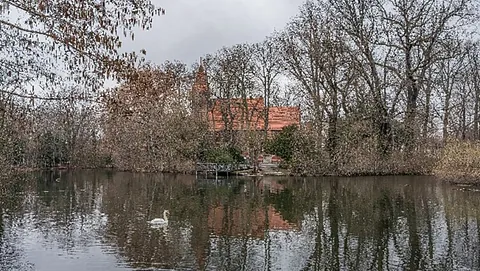Blick über den Kirchteich zur Dorfkirche Richtung Norden
