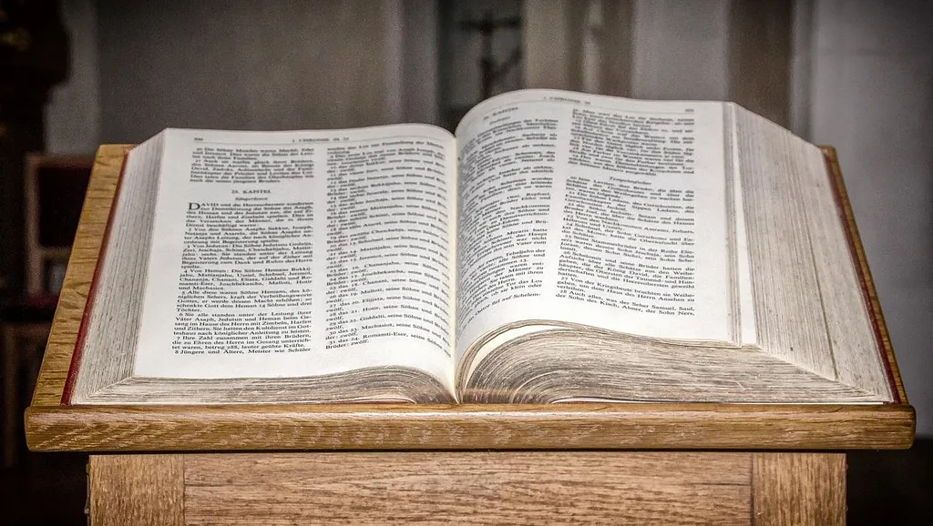 Aufgeschlagene Bibel auf einem hölzernen Lesepult in einem Gottesdienstraum